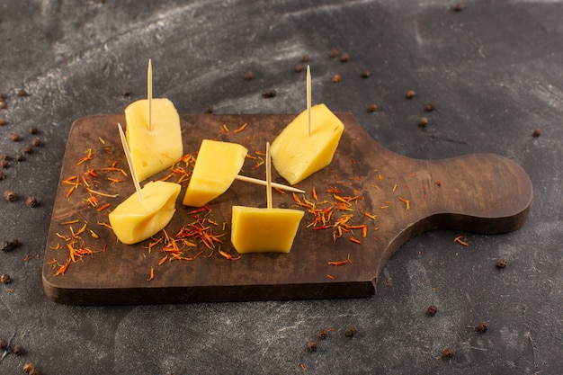 Uma vista de cima queijo amarelo fresco com sementes de café marrom na mesa cinza comida refeição lanche café