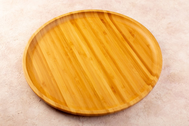 Uma vista de cima redonda de mesa amarela de madeira isolada