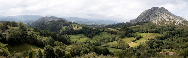 Foto grátis uma vista deslumbrante de belas montanhas