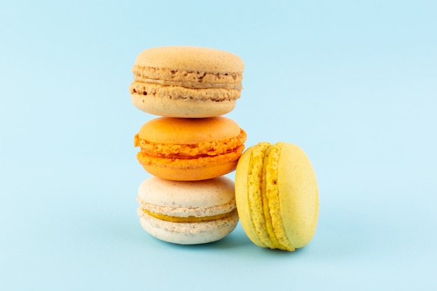Uma vista frontal colorida de macarons franceses deliciosos e assados