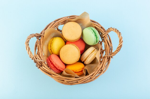 Uma vista frontal colorida de macarons franceses dentro de uma cesta