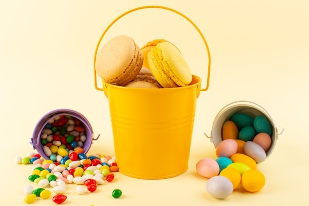 Foto grátis uma vista frontal de doces coloridos com macarons franceses