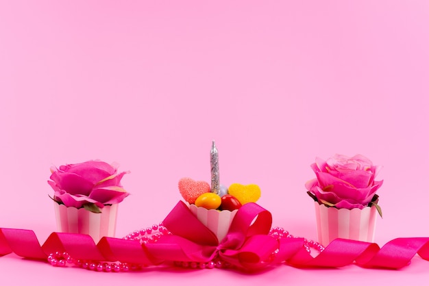 Uma vista frontal desenhada em rosa, presentes com flor e vela em rosa, bela cor presente de aniversário