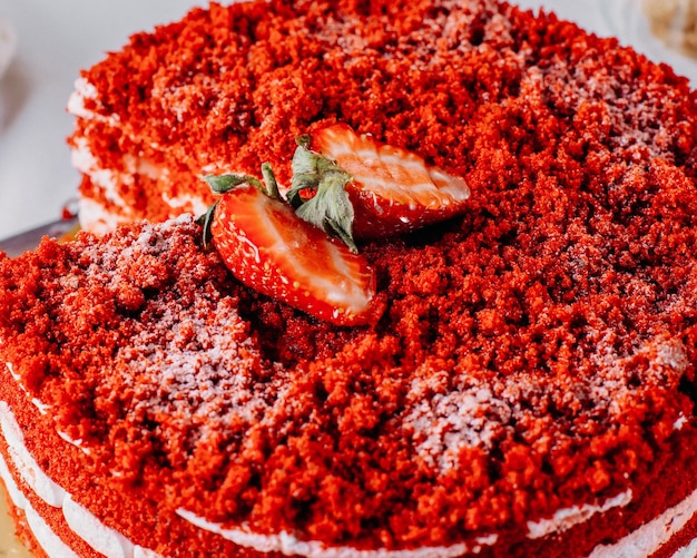 Foto grátis uma vista frontal fechada bolo de morango vermelho delicioso e lindo na mesa bolo de frutas cor de biscoito doce