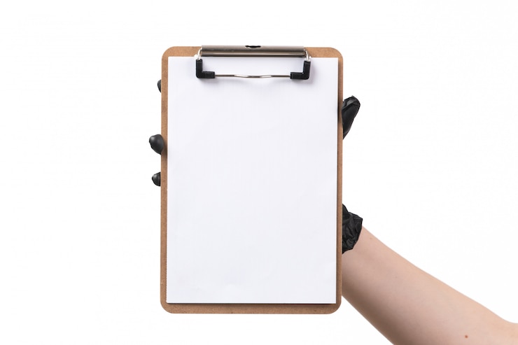 Foto grátis uma vista frontal fêmea segurando o bloco de notas com luva em branco
