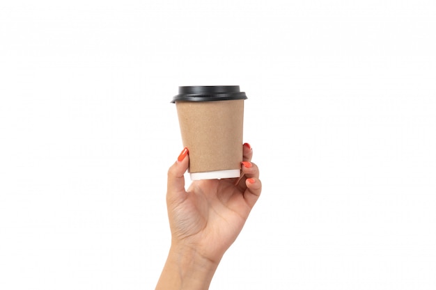 Foto grátis uma vista frontal feminino mão segurando a xícara de café em branco