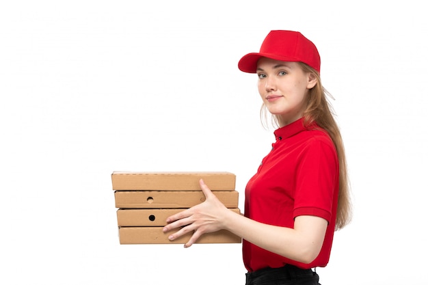 Uma vista frontal, jovem, correio feminino, trabalhadora, de, serviço entrega entrega, sorrindo, segurando caixas, com, comida branca