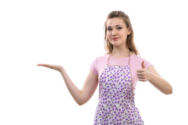 Uma vista frontal jovem dona de casa atraente na capa rosa camisa colorida posando no fundo branco cozinha cozinha feminina