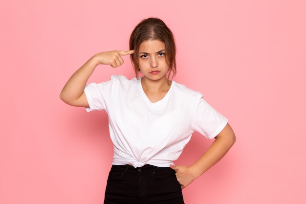 Uma vista frontal jovem mulher bonita na camisa branca posando com expressão de raiva