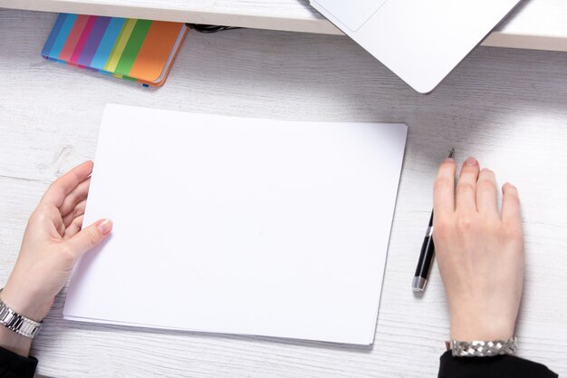 Uma vista frontal jovem trabalhando com espaços em branco vazios na frente da mesa com laptops trabalho atividade negócio