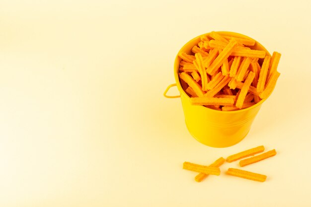 Uma vista frontal macarrão dentro do cesto formado laranja cru dentro do cesto amarelo no fundo creme refeição alimentos massas