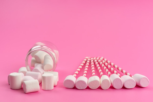 Uma vista frontal pequeno branco, marshmallows com palitos e dentro de lata em rosa, doces de confeitaria açucarada