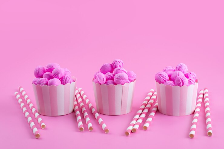 Foto grátis uma vista frontal rosa, biscoitos deliciosos e gostosos junto com balas em rosa, biscoito doce de açúcar