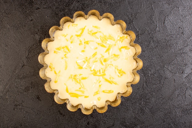 Foto grátis uma vista superior bolo de limão azedo delicioso bolo exótico de padaria doce na mesa escura