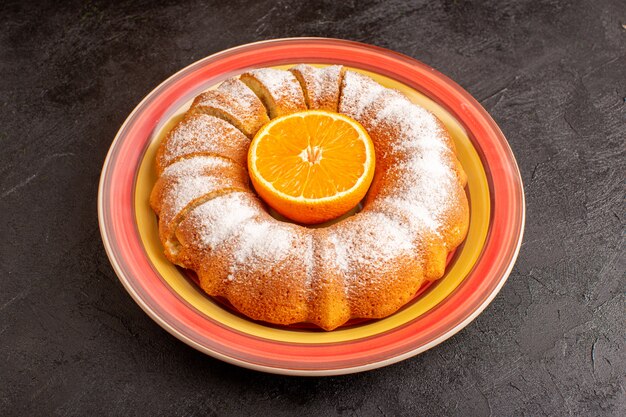 Uma vista superior doce redondo bolo com açúcar em pó e laranja no meio fatiado doce delicioso prato interior sobre o fundo cinza biscoito de açúcar