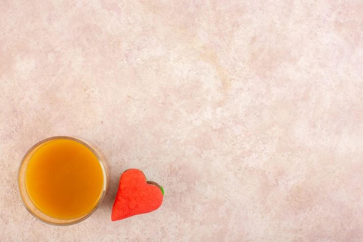 Foto grátis uma vista superior fresco suco de pêssego doce e delicioso com biscoitos coloridos