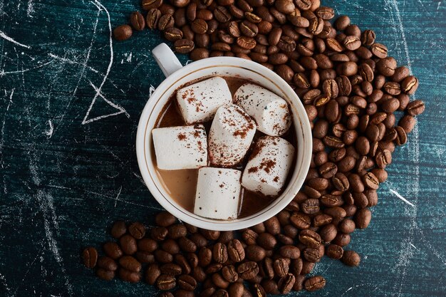 Uma xícara de café com marshmallows.