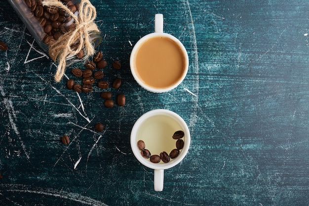 Uma xícara de café com outra xícara de café branco.