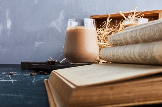 Uma xícara de café com um livro.