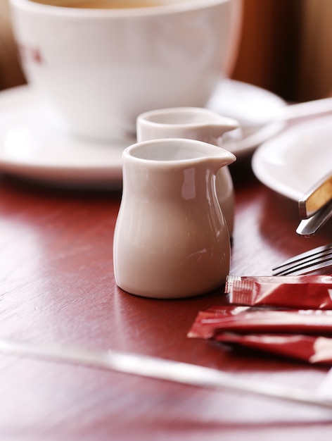 Uma xícara de café e alguns bules