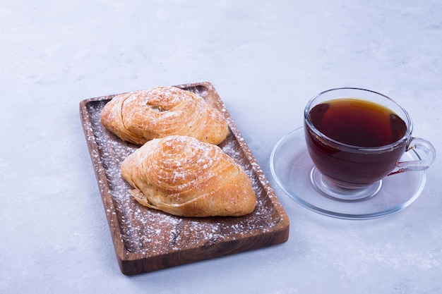 Uma xícara de café expresso com bolos caucasianos, vista de ângulo. foto de alta qualidade