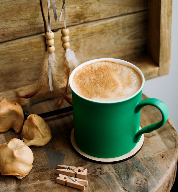 Foto grátis uma xícara de café no copo verde