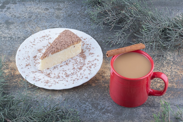 Uma xícara de café quente com um pedaço de bolo no fundo de mármore. foto de alta qualidade