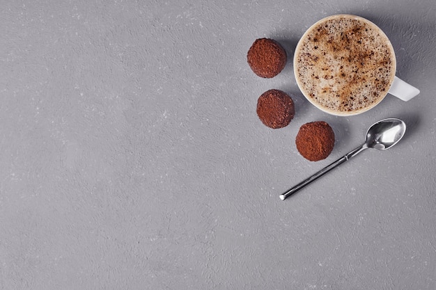 Uma xícara de cappuccino com cobertura de chocolate.