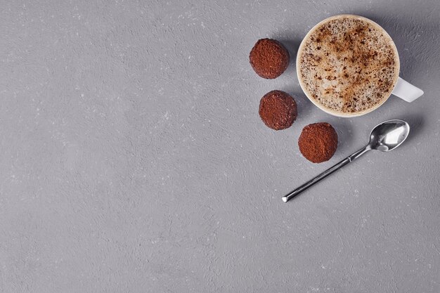 Uma xícara de cappuccino com cobertura de chocolate.