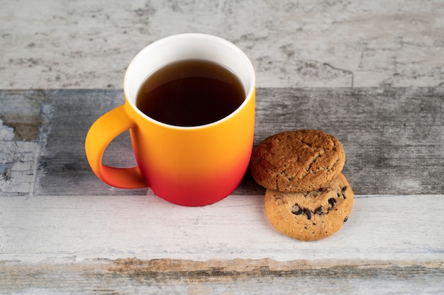 Uma xícara de chá com biscoitos de aveia