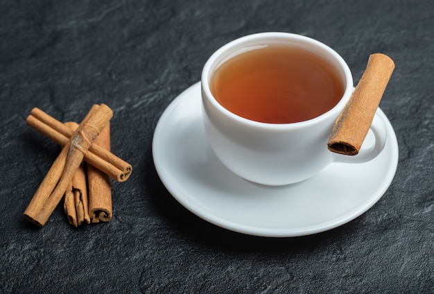 Foto grátis uma xícara de chá com canela em pau e infusão.