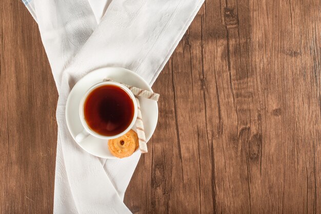 Uma xícara de chá numa toalha de mesa azul