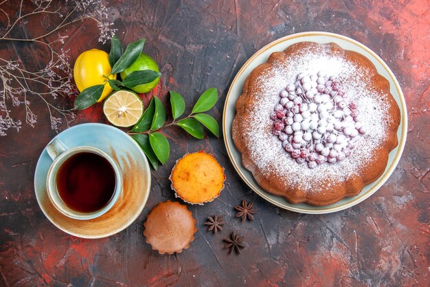 uma xícara de cupcakes uma xícara de chá um bolo com frutas, limões, limão, anis estrelado