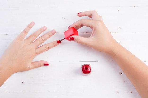 Unhas de mulher com esmalte vermelho