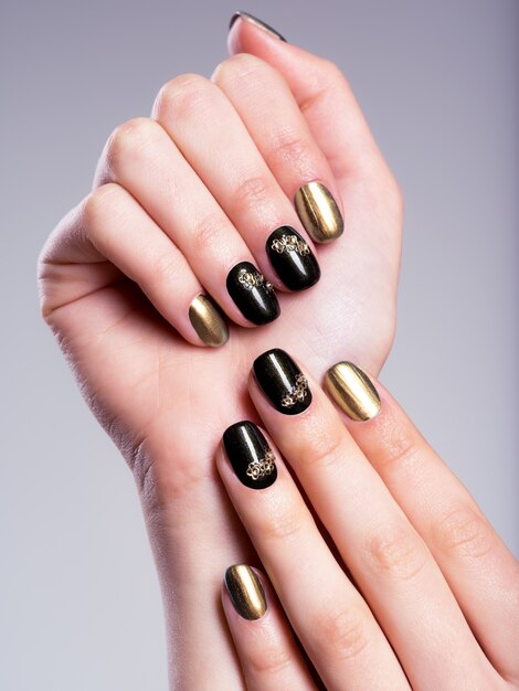 Unhas de mulher lindas com uma bela manicure criativa