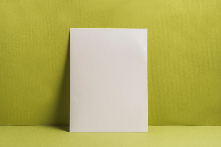 Foto grátis única página em branco contra um fundo liso