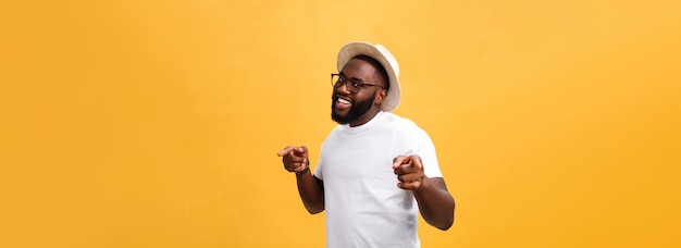 Único homem negro musculoso bonito com cabeça raspada, braços cruzados e expressão alegre