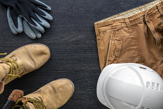 Uniforme de trabalhador de roupas de construtor em plano de fundo de madeira