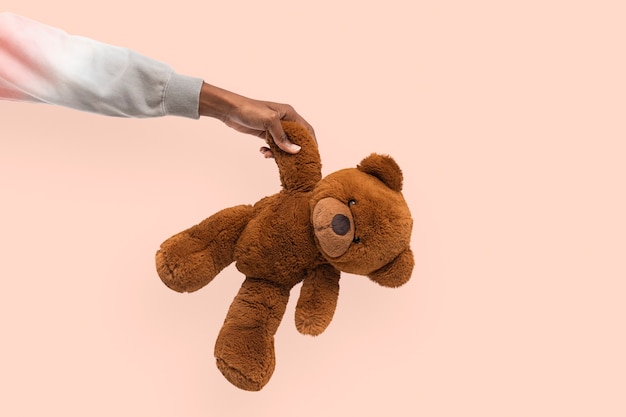 Urso de pelúcia na mão para campanha de caridade