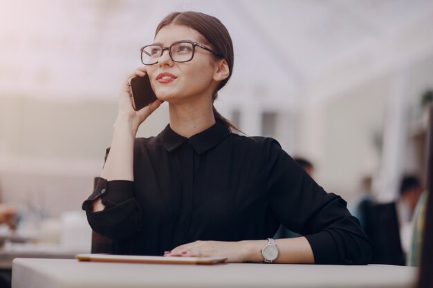 usando a tecnologia restaurante trabalho menina