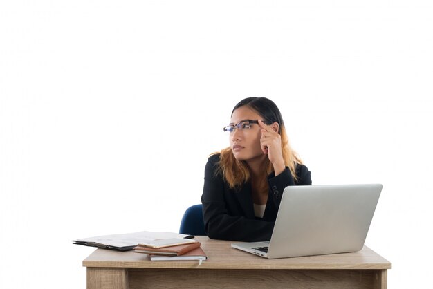 Usando pessoas jovem local de trabalho pensando