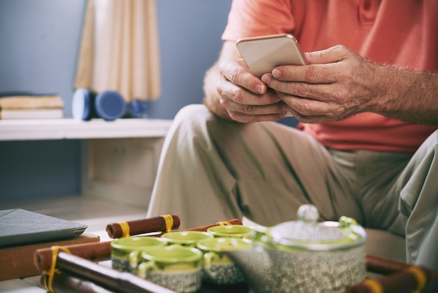 Usando smartphone sobre o chá