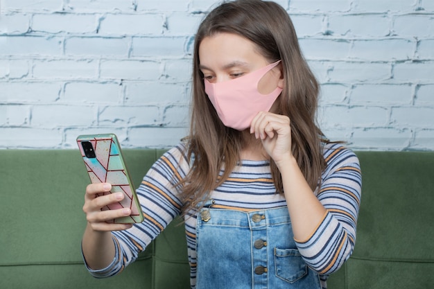 Usando técnicas preventivas ambiciosas básicas e tirando selfie ao telefone.