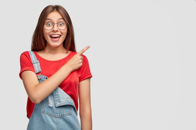 Use este espaço de cópia com sabedoria. mulher caucasiana alegre com expressão alegre