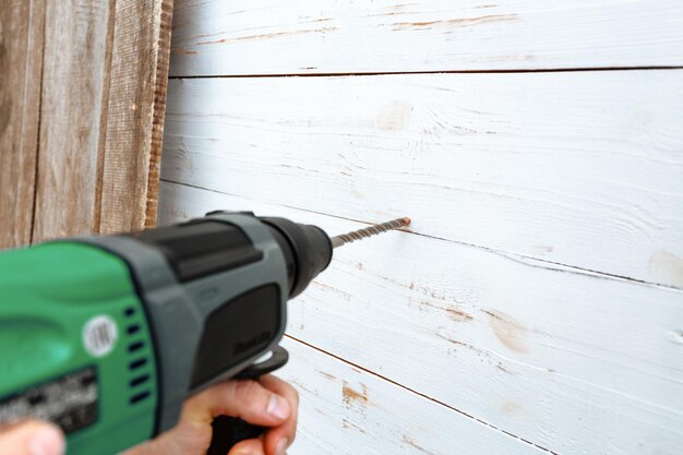 Use uma broca de martelo para perfurar a parede