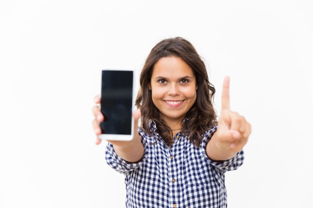 Usuário de celular positivo alegre mostrando a tela em branco