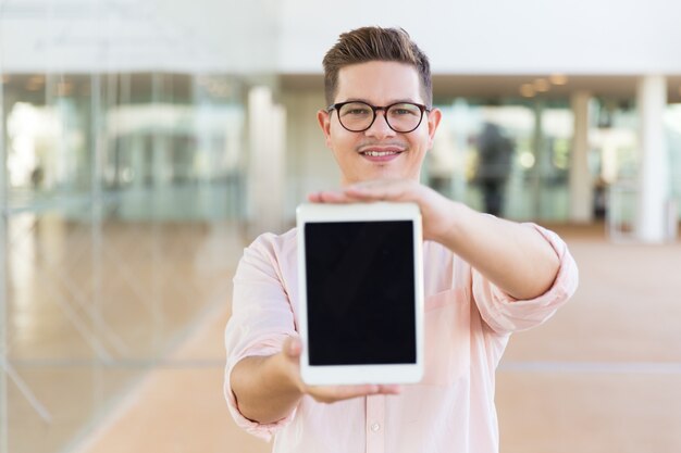 Usuário de tablet alegre feliz em copos, mostrando a tela em branco