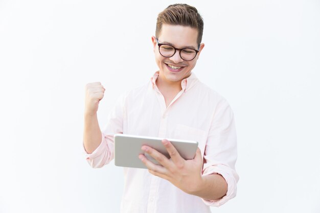Usuário de tablet animado feliz comemorando sucesso