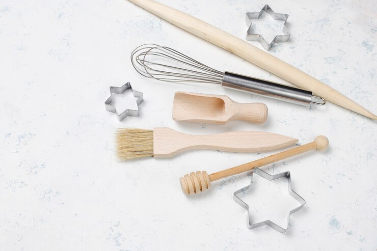 Foto grátis utensílios de cozimento de cozinha com temperos para biscoitos e cortadores de biscoito na superfície da luz
