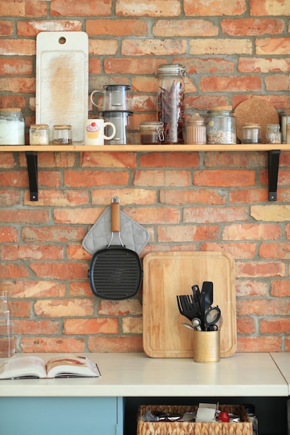 Foto grátis utensílios de cozinha na parede